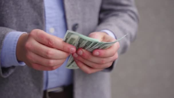 Para Sayarken Dışarıda Bekleyen Bir Adamı Kırpılmış Ödeme Konsepti Gerçek — Stok video