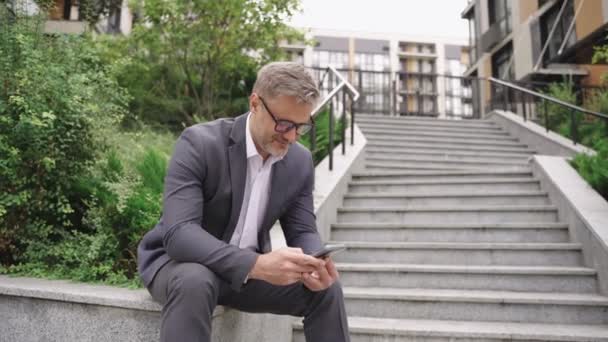 Felnőtt Üzletember Gépel Mobiltelefonján Miközben Lépcsők Közelében Üzlet Kommunikáció Technológiai — Stock videók