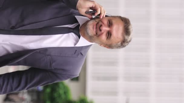Usmívající Obchodník Procházející Městě Zatímco Mluví Přes Mobilní Telefon Obchod — Stock video
