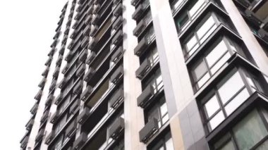 Ofis yüksek binası. Düşük açılı gökdelen modern ofis merkezi manzarası. Gerçek zamanlı konsept