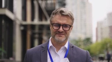 Takım elbiseli bir işadamı elinde dizüstü bilgisayar ve çizim yapıyor. İş, iletişim, teknoloji konsepti. Gerçek zamanlı konsept