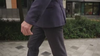Sokakta yürüyen mutlu stil sahibi bir iş adamı. İş, iş, insan konsepti. Gerçek zamanlı konsept