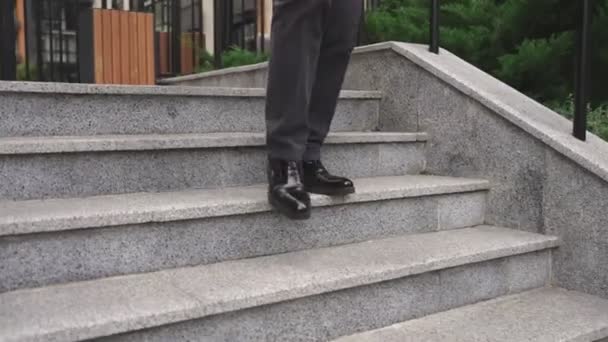 Adamı Şehrin Dışındaki Merdivenlerden Iniyor Kırpılmış Insanların Kavramı Gerçek Zamanlı — Stok video