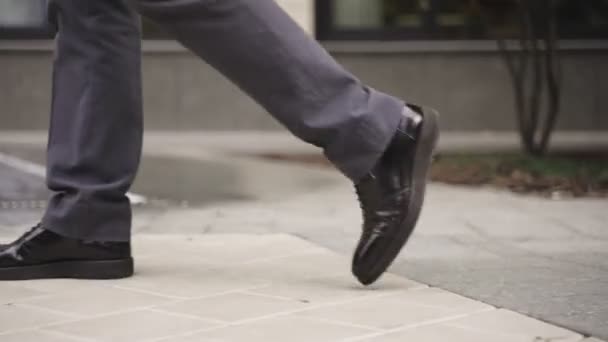 Mužské Nohy Kráčející Města Fontánou Pozadí Obchod Pojetí Lidí Koncept — Stock video
