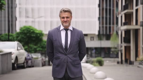 Positiv Vuxen Man Kostym Poserar Framför Kameran Staden Medan Armarna — Stockvideo
