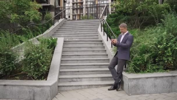 Happy Businessman Holding Smartphone Posing Steps City Business Communication Technology — Stock Video