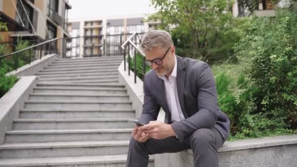 Dospělý Podnikatel Píše Mobilní Telefon Zatímco Sedí Schodů Obchod Komunikace — Stock video