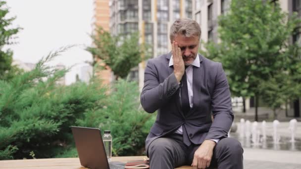 Homme Affaires Adulte Travaillant Extérieur Sentant Chaud Boivent Eau Entreprise — Video