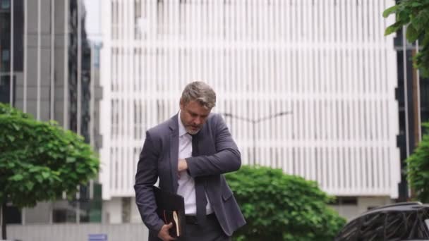 Dospělý Muž Obleku Procházející Ulici Držící Notebook Zápisník Obchod Práce — Stock video