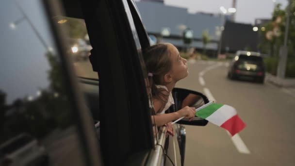 小女孩在城市开车旅行时 举着意大利国旗 旅行的概念 慢动作 — 图库视频影像