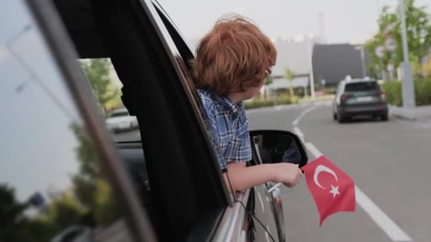 Çocuk Hindi Bayraklarını Gösterirken Arabanın Camından Dışarı Bakıyor Trip Yaşam — Stok video