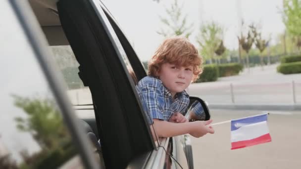 Liten Pojke Njuter Bilresa Medan Håller Frankrike Flagga Trip Livsstil — Stockvideo