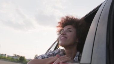 Gülümseyen güzel kadın pencereden dışarı bakarken arabayla seyahat ediyor. Uzayı kopyala İnsanlar, yaşam tarzı konsepti. Yavaş çekim