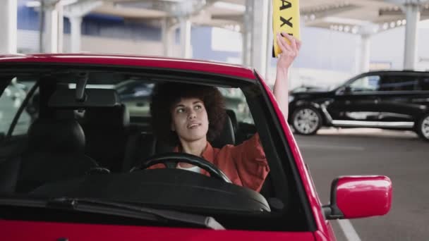 Sorridente Afro Americano Tassista Donna Attesa Auto Mentre Mettere Segno — Video Stock
