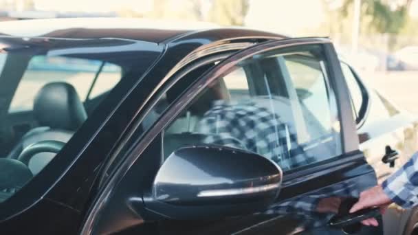 Jovem Vai Dirigir Enquanto Está Sentado Carro Transporte Viagem Pessoas — Vídeo de Stock