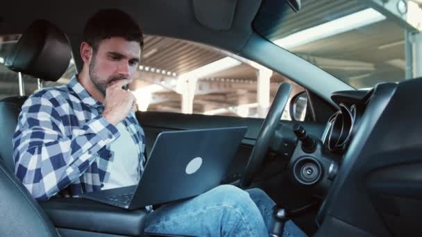 坐在车里 用笔记本电脑 拿着咖啡的家伙 生活方式概念 慢动作 — 图库视频影像