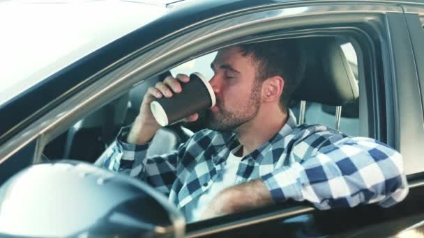 コーヒーを飲みながら車に座っている若者 ライフスタイル 人々のコンセプト スローモーション — ストック動画