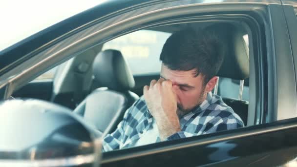 Tristeza Jovem Sentindo Estressado Sentado Banco Motorista Carro Transporte Pessoas — Vídeo de Stock