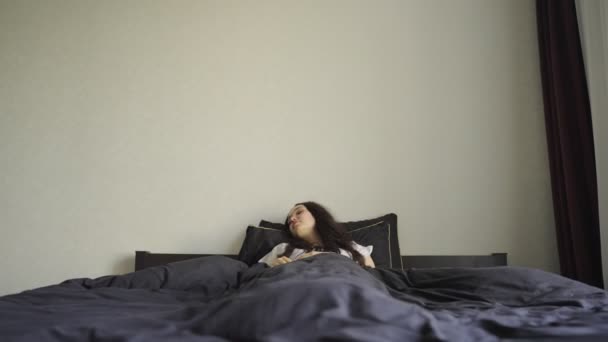 Ładna Pani Leżąca Łóżku Śpiąca Domu Zwolnij Trochę Koncepcja Stylu — Wideo stockowe