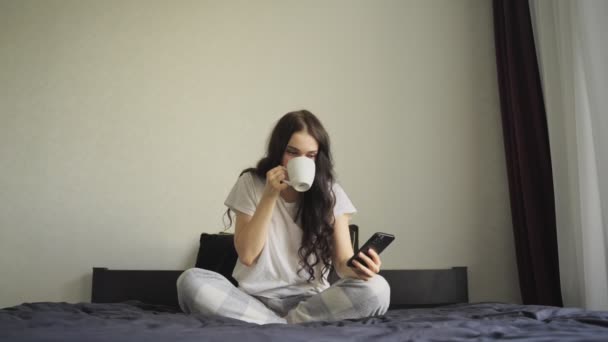 Linda Senhora Desfrutando Café Pela Manhã Casa Enquanto Digita Smartphone — Vídeo de Stock