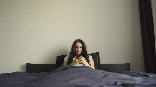 Mosolygó Csinos Hölgy Használja Mobiltelefon Gépelés Közben Pihen Ágyban Otthon — Stock videók