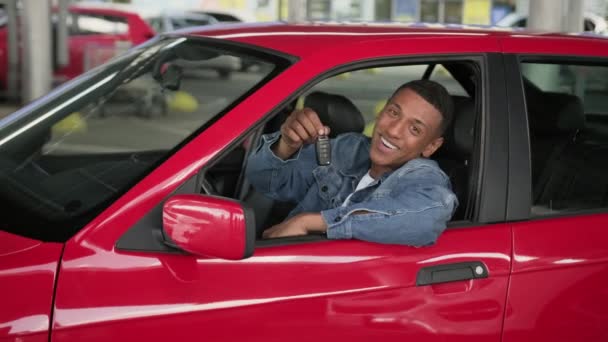 Anahtarı Gösteren Başarılı Genç Adam Yeni Arabada Oturuyor Yeni Arabanın — Stok video