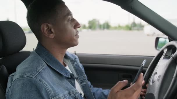 非洲裔美国人开车时在手机上读信息 生活方式 技术概念 慢动作 — 图库视频影像