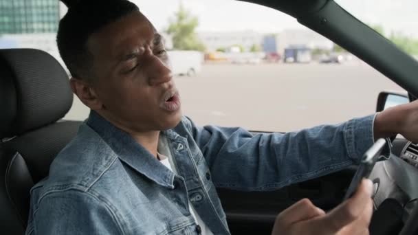 자동차를 전화에 메시지를 아프리카계 미국인 라이프 스타일 슬로우 — 비디오