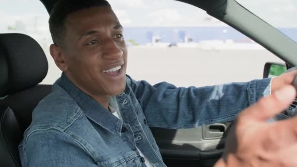 Şehirde Bir Yayanın Yanından Geçen Mutlu Bir Afrikalı Amerikalı Sürücü — Stok video