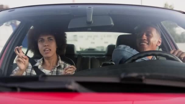 Neşeli Genç Bayan Erkek Şarkı Söylüyor Dans Ediyor Arabada Birlikte — Stok video