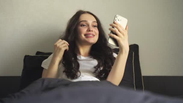 Mulher Feliz Segurando Smartphone Enquanto Fala Online Olhando Tela Sentado — Vídeo de Stock