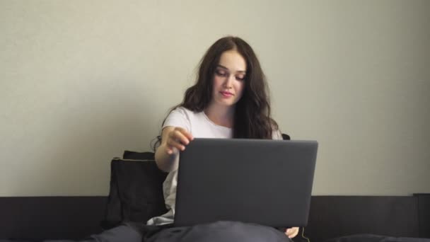Joven Mujer Cerrar Ordenador Portátil Después Trabajar Mientras Está Sentado — Vídeos de Stock