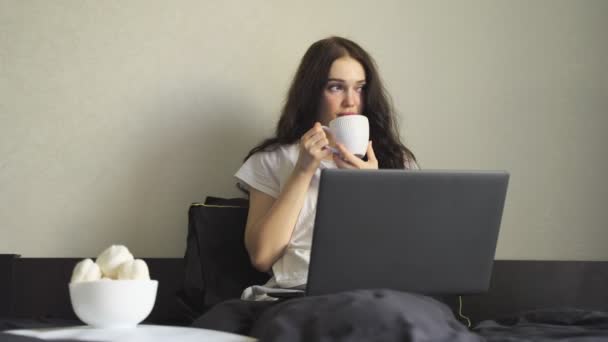 Jonge Vrouw Die Koffie Drinkt Terwijl Bed Zit Werkt Met — Stockvideo