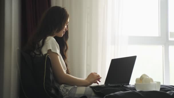 Junge Dame Die Schlafzimmer Sitzt Und Laptop Benutzt Und Marshmallows — Stockvideo