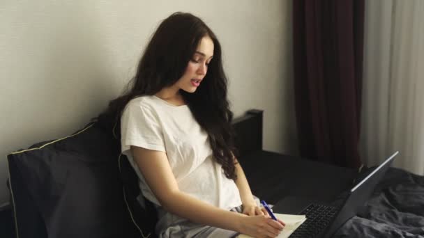 Mujer Bastante Independiente Escribiendo Cuaderno Mientras Trabaja Con Ordenador Portátil — Vídeos de Stock