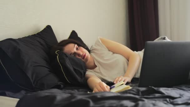 Młoda Dama Zasnęła Laptopem Łóżku Trzymając Smartfona Zwolnij Trochę Praca — Wideo stockowe
