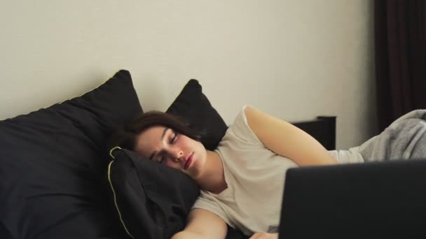Уставшая Женщина Лежит Кровати Спит Рядом Своим Ноутбуком Медленное Движение — стоковое видео