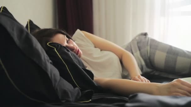 Mujer Cansada Agotada Por Trabajar Portátil Dormir Cama Cámara Lenta — Vídeos de Stock