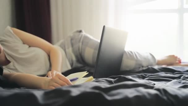 Pani Odpoczywa Drzemie Pracy Laptopie Domu Zwolnij Trochę Praca Domu — Wideo stockowe