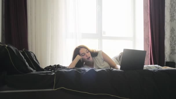 Женщина Лежащая Кровати Работающая Дома Ноутбуке Уснула Медленное Движение Работа — стоковое видео