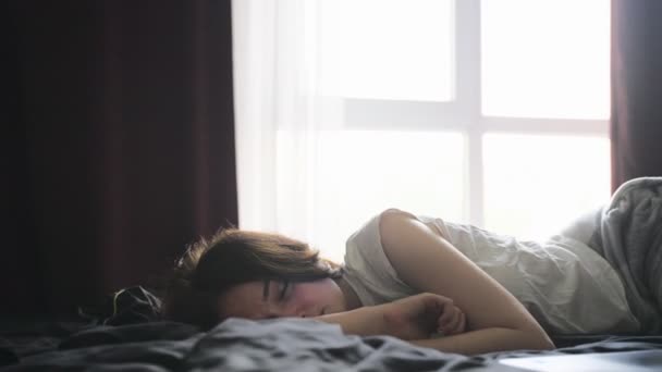 Młoda Dama Piżamie Śpiąca Sypialni Obok Laptopa Duże Okno Tle — Wideo stockowe