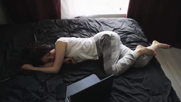 Κοιμισμένη Κυρία Κοιτάζει Την Οθόνη Του Λάπτοπ Αφού Ξύπνησε Στο — Αρχείο Βίντεο