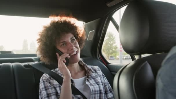 Африканська Американка Використовує Мобільний Телефон Розмовляє Задньому Сидінні Таксі Люди — стокове відео
