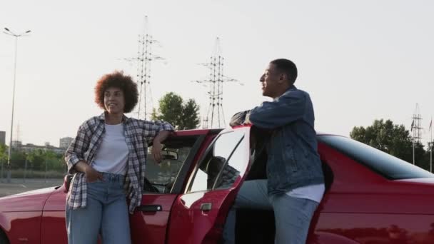 Mosolygó Afro Amerikai Pár Találkozik Közel Autó Miközben Áll Beszél — Stock videók