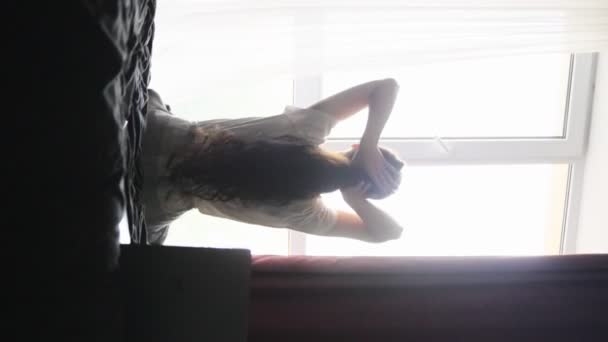 Jeune Femme Posant Devant Fenêtre Touchant Ses Cheveux Ralenti Concept — Video