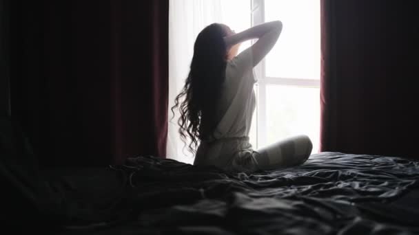 Досить Жінка Яка Дивиться Вікно Сидячи Ліжку Спальні Насолоджуючись Сонячним — стокове відео