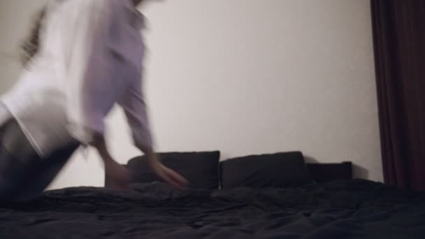 Bayan Kendini Yorgun Stresli Hissediyor Evdeki Yatakta Yatağın Üstüne Ceset — Stok video