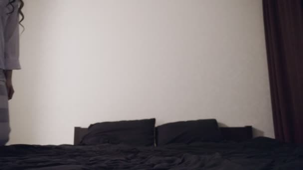 Müde Frau Fällt Decke Auf Dem Bett Hause Zeitlupe Lifestyle — Stockvideo