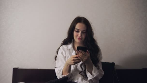 Mooie Vrouwelijke Gaap Tijdens Het Typen Mobiele Telefoon Slaapkamer Thuis — Stockvideo