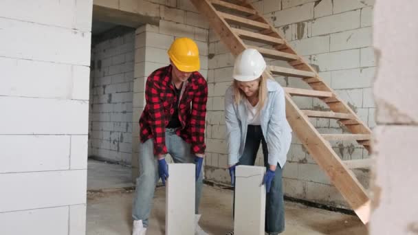 Trabalhadores Construção Alegres Colocando Blocos Concreto Chão Casa Residencial Inacabada — Vídeo de Stock